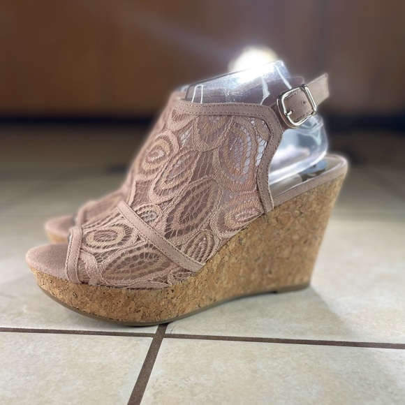 Open toe Fergie Floralmoda Candace Taupe Wedges